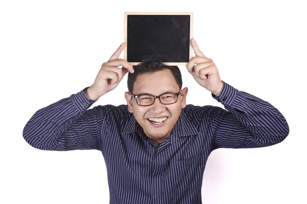 Joven asiático hombre sonriendo y presentando vacío copia espacio blackboa — Foto de Stock