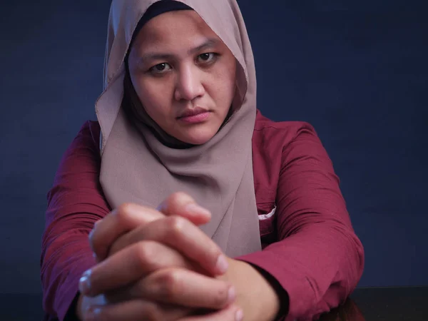 カメラを見て怒っているイスラム教徒の女性 — ストック写真