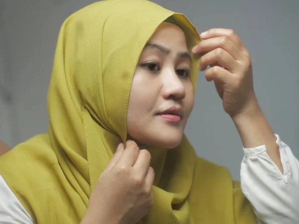 美丽的亚洲穆斯林女子头戴头巾，头戴头巾 — 图库照片