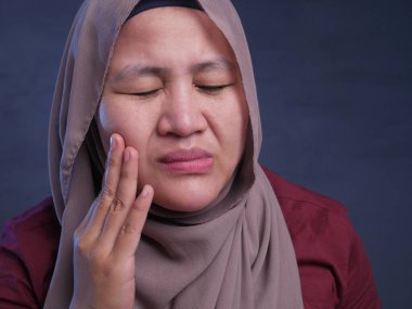 Müslüman Lady Diş Ağrısı Olan
