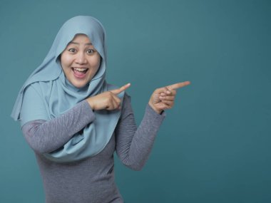Çekici Müslüman Kadın Gülümseyen ve Yan İşaret