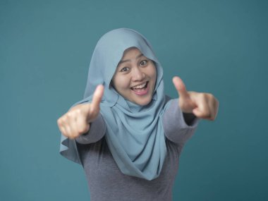 Müslüman Lady thumbs up jest gösterir