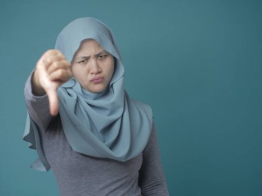 Müslüman Lady thumbs Down jest, hayal kırıklığına Ifade gösterir