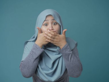 Müslüman Lady şok ve ağzını kapanış 