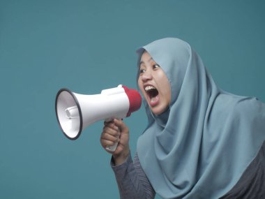 Genç İş Kadını Kızgın, Megafonla Çığlık Atıyor