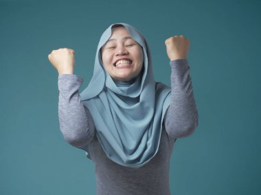 Müslüman hareketi kazanan ile gülümseyen kadın