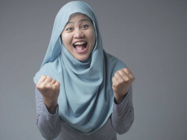 Müslüman hareketi kazanan ile gülümseyen kadın