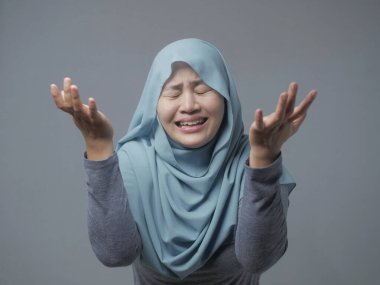 Ağlayan üzgün Asyalı kadın