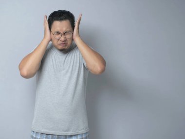 Genç adam kulaklarını kapattı. Kötü bir şey duymak istemiyor.