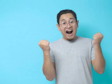 Şaşırmış mutlu Asyalı adam