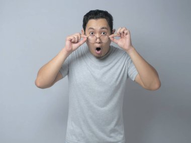 Komik Asyalı Adam Ağzı Açık Şok