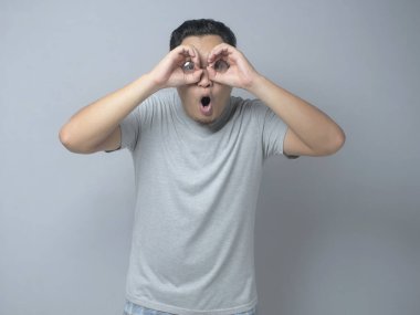 Teleskop yapan genç adam elleriyle el hareketleriyle şok oldu.