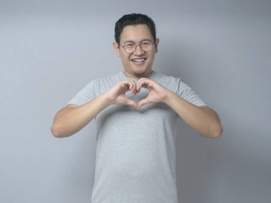 Genç Adam Sevgiyi Göster İşareti El hareketleriyle