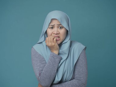 Endişeli Müslüman Kadın Tırnaklar ısırma