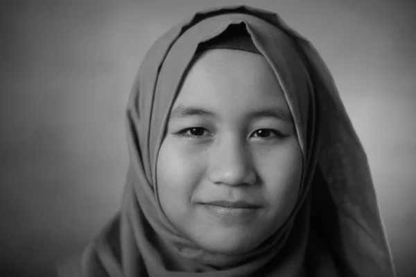 Boldog muszlim lány — Stock Fotó