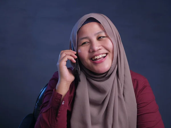 Moslim dame praten op telefoon, lachende uitdrukking — Stockfoto