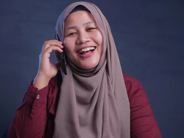 Moslim dame praten op telefoon, lachende uitdrukking — Stockfoto
