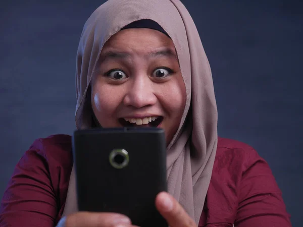 Wanita Muslim muda Dapatkan Kabar Baik di telepon nya — Stok Foto