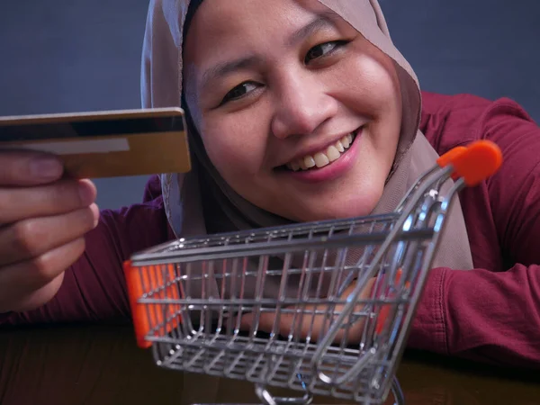 Konsep e-commerce, Muslim Lady Holding Mini Trolley dan Kredit — Stok Foto