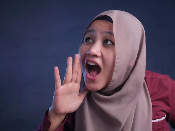 Mujer musulmana gritando y gritando —  Fotos de Stock