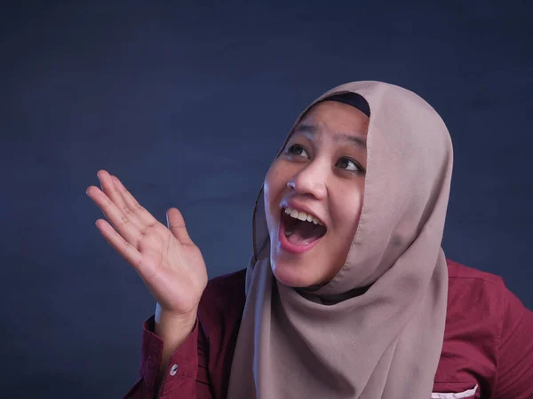 Mulher Muçulmana gritando e gritando — Fotografia de Stock