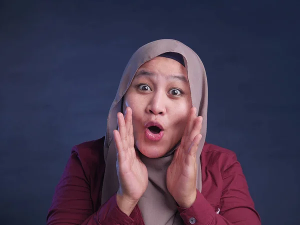 Muslim Woman Shouting and Yelling — Stock Photo, Image