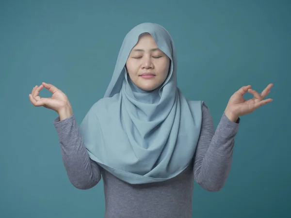 Ásia muçulmano mulher fazendo relaxante ioga — Fotografia de Stock