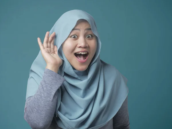 Mulher Muçulmana sorrindo enquanto faz gestos auditivos — Fotografia de Stock