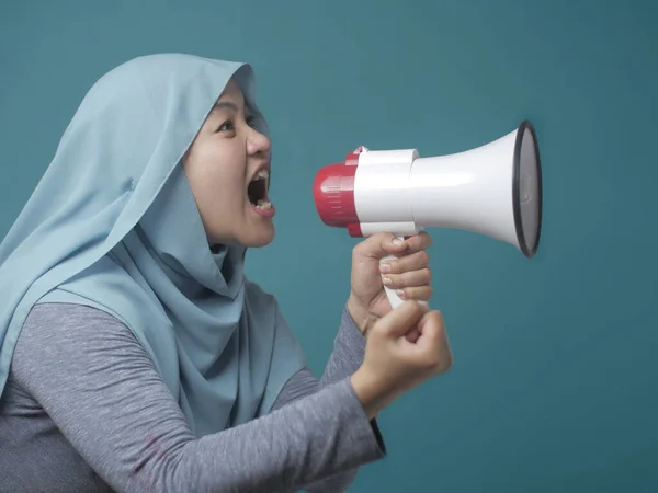 Mulher asiática gritando com Megafone, Vista lateral — Fotografia de Stock