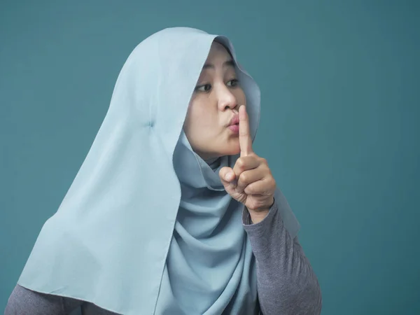 Muslim Lady shushing gest — Stockfoto