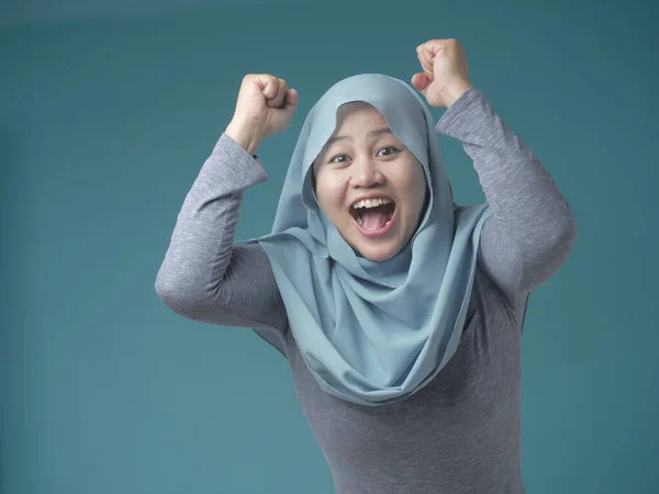 Dame musulmane souriant avec geste gagnant — Photo