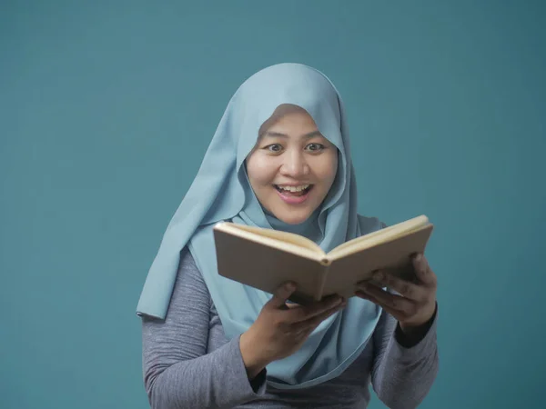 Muslimische Frau liest Buch — Stockfoto