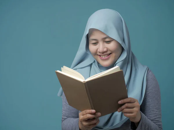 Muslimische Frau liest Buch — Stockfoto