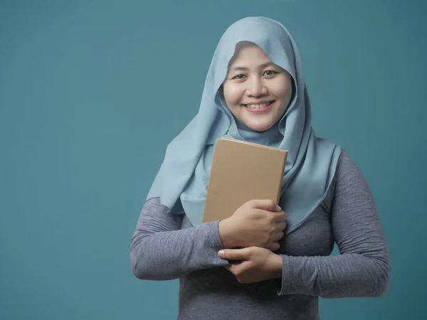 Felice signora musulmana con libro — Foto Stock