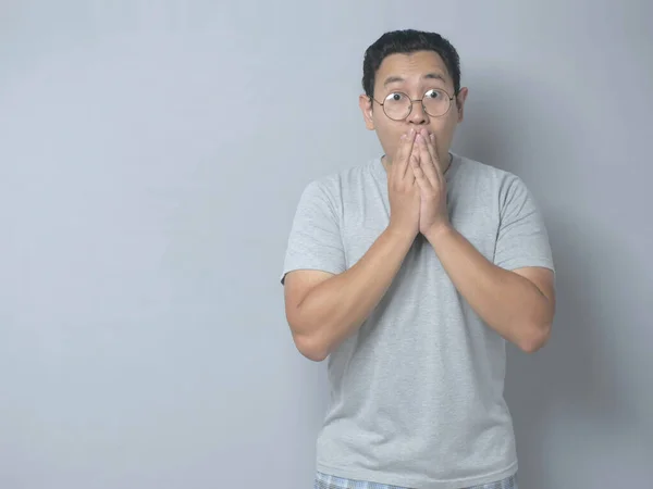 Asiático hombre impactado y cierre su boca — Foto de Stock