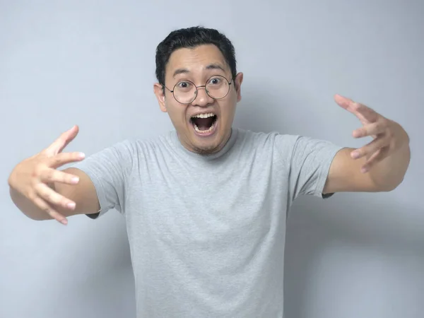 Ázsiai férfi mosolygott nyitott karokkal az ölelésért — Stock Fotó
