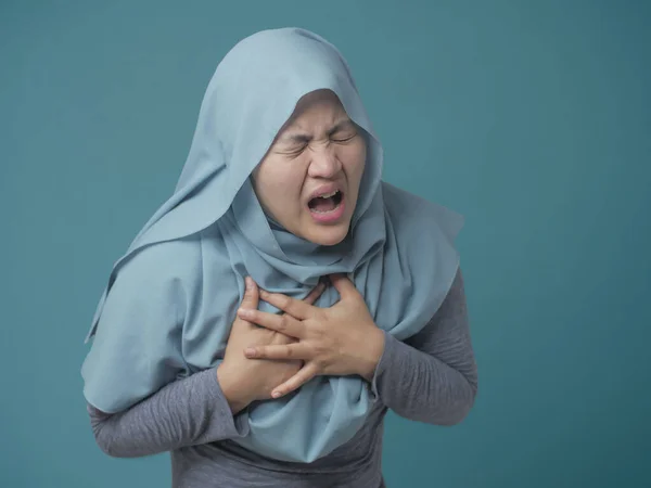 Muslimska dam med bröstsmärtor — Stockfoto