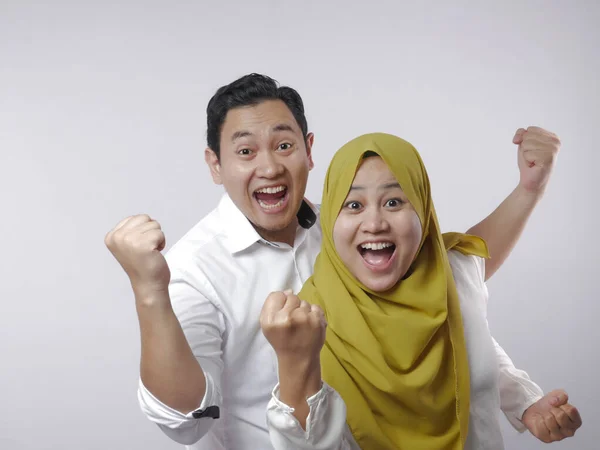 幸せなアジアのイスラム教徒のカップルは勝つジェスチャーを示しています — ストック写真
