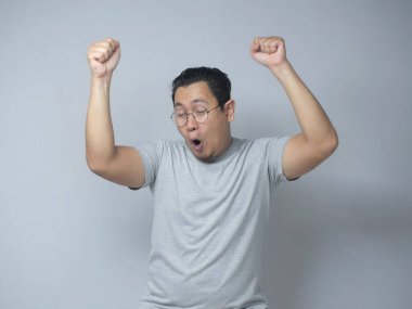 Komik Asyalı Adam Şaşırmış Mutlu İfade Gösteriyor