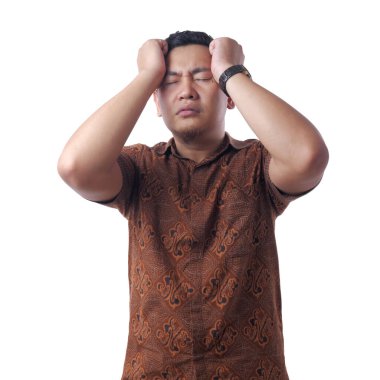 Asyalı Adam Pişman ve Alnına Vuruyor