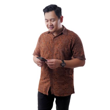 Mutlu gülümseyerek telefonundan sohbet mesaj okuma genç adam