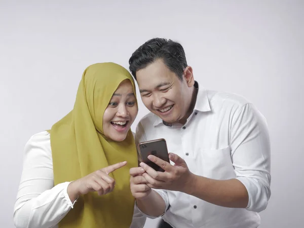 Pasangan Muslim terkejut ketika Menatap Smart Phone, Menang Ges — Stok Foto