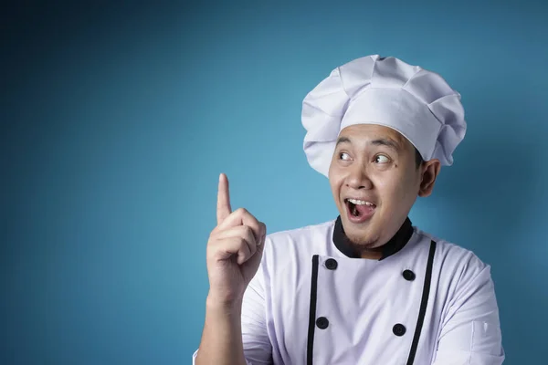 Happy Asian Chef Smiling With Pointing Finger Up, Having Idea Ge — Stock Photo, Image