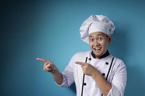 Gelukkig glimlachen aziatische chef-kok wijzen presenteren iets op zijn Space intelligenties — Stockfoto