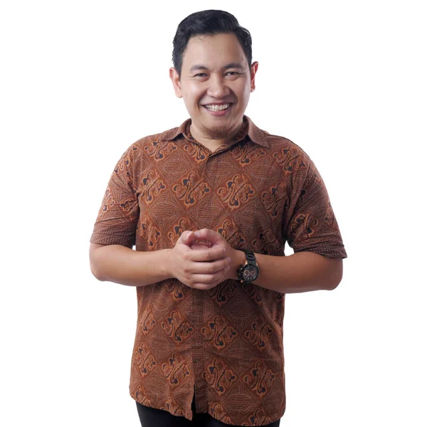 Asiático hombre usando batik camisa sonriendo — Foto de Stock