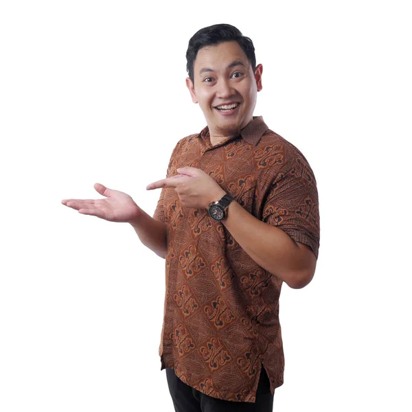 Asiatisk man ler mot kameran medan du visar något på hans tomma — Stockfoto