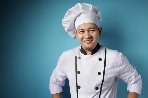 Gelukkig trots aziatische chef glimlachen op camera — Stockfoto