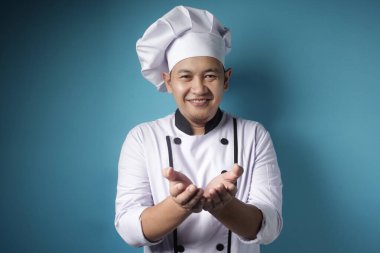 Mutlu Asyalı Şef Boş Ellerinde Bir Şey Sunar