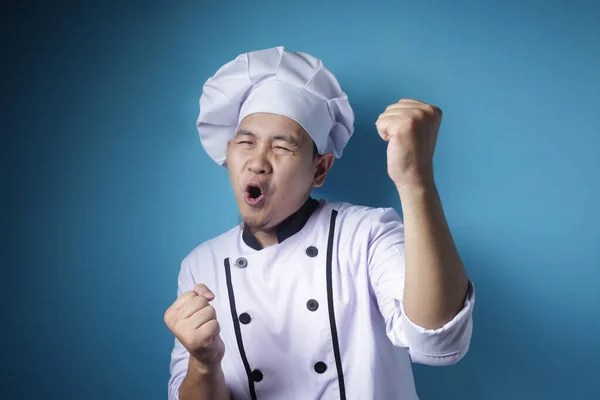 Gelukkig trots aziatische chef-kok toont winnende gebaar — Stockfoto