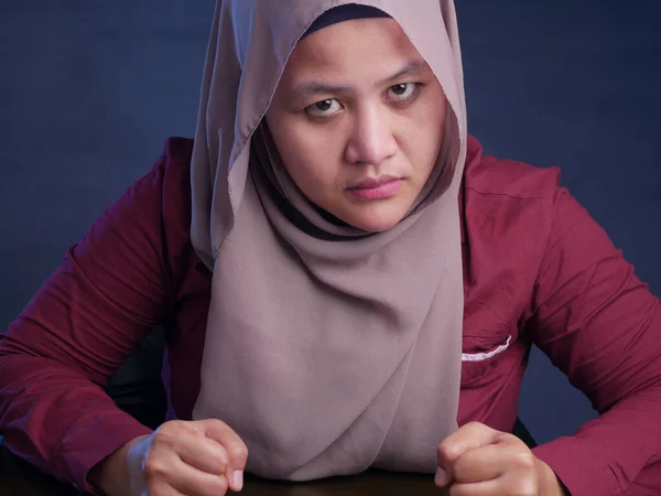 Dühös muszlim nő nézi kamera — Stock Fotó